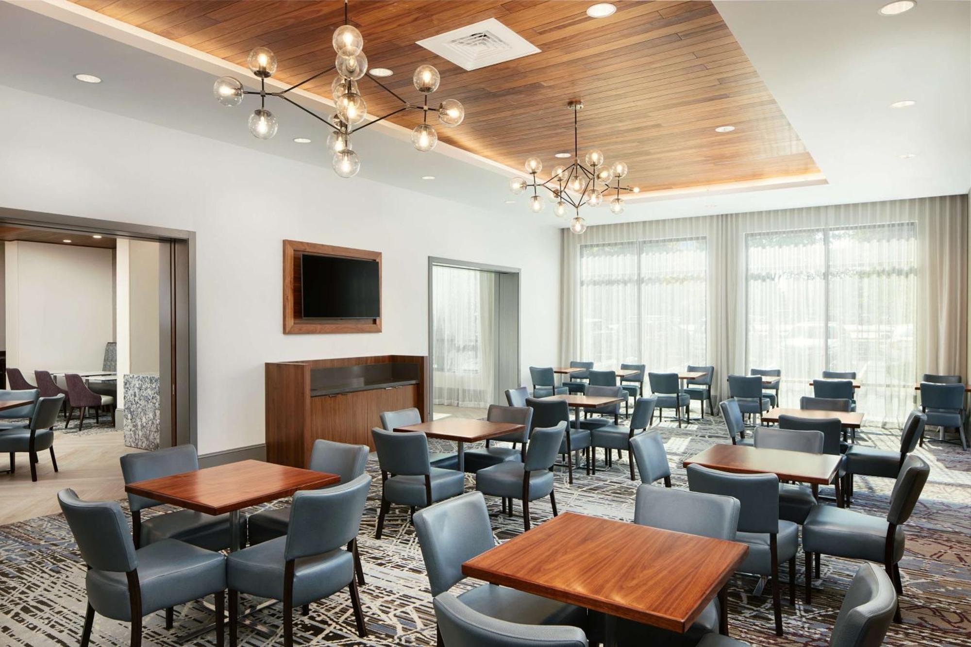 Embassy Suites By Hilton Atlanta Airport North Hapeville Екстер'єр фото